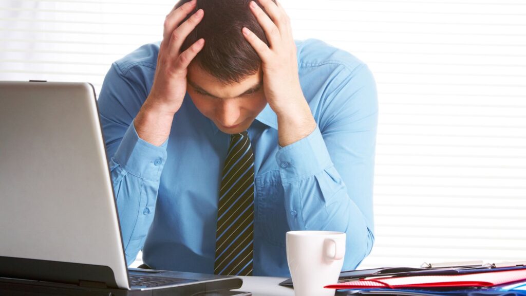 Mężczyzna zastanawia się, co zrobić bo ktoś poznał jego numer PESEL.