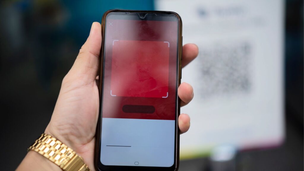 Phishing z wykorzystaniem kodu QR próbujący wyłudzić dane użytkownika.