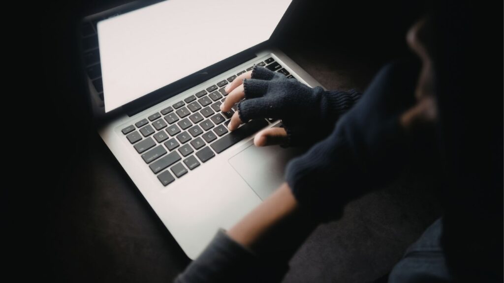 Oszustwo online przy sprzedaży produktów lub usług.