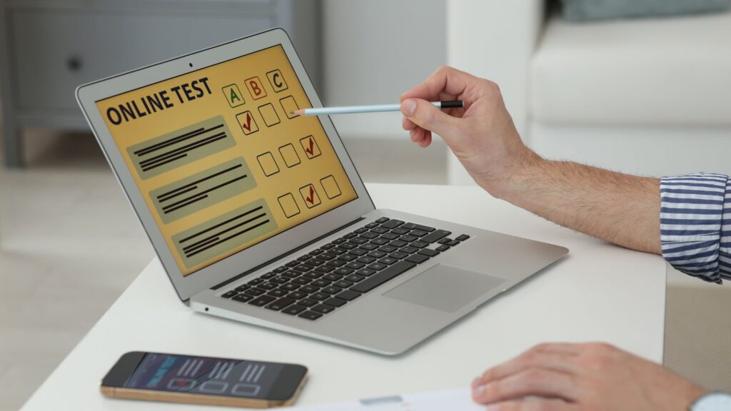 Quiz internetowy zbierający dane użytkownika.