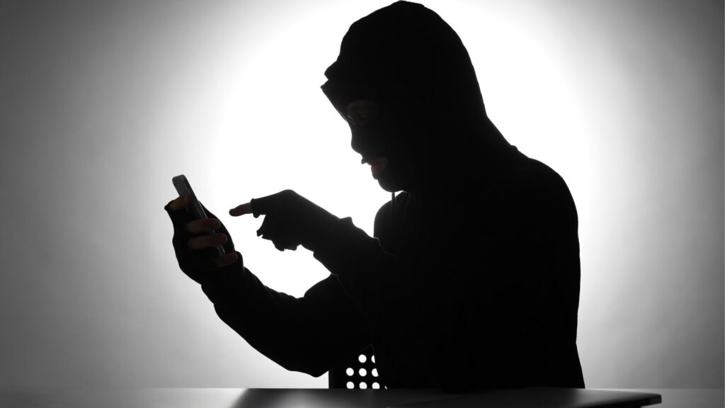 Cyberprzestępca zbierający informacje o użytkowniku w internecie.