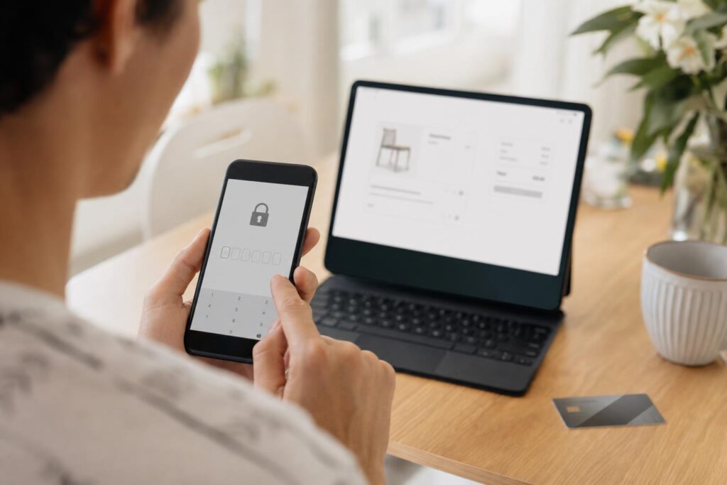 Osoba potwierdza logowanie kodem na smartfonie przy zakupach online.